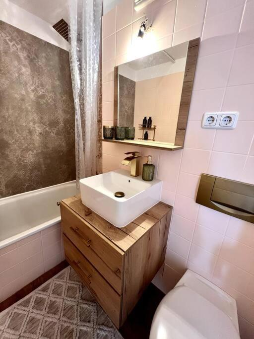 Bali Home Stylische Wohnung Mit Terrasse Schönefeld Dış mekan fotoğraf